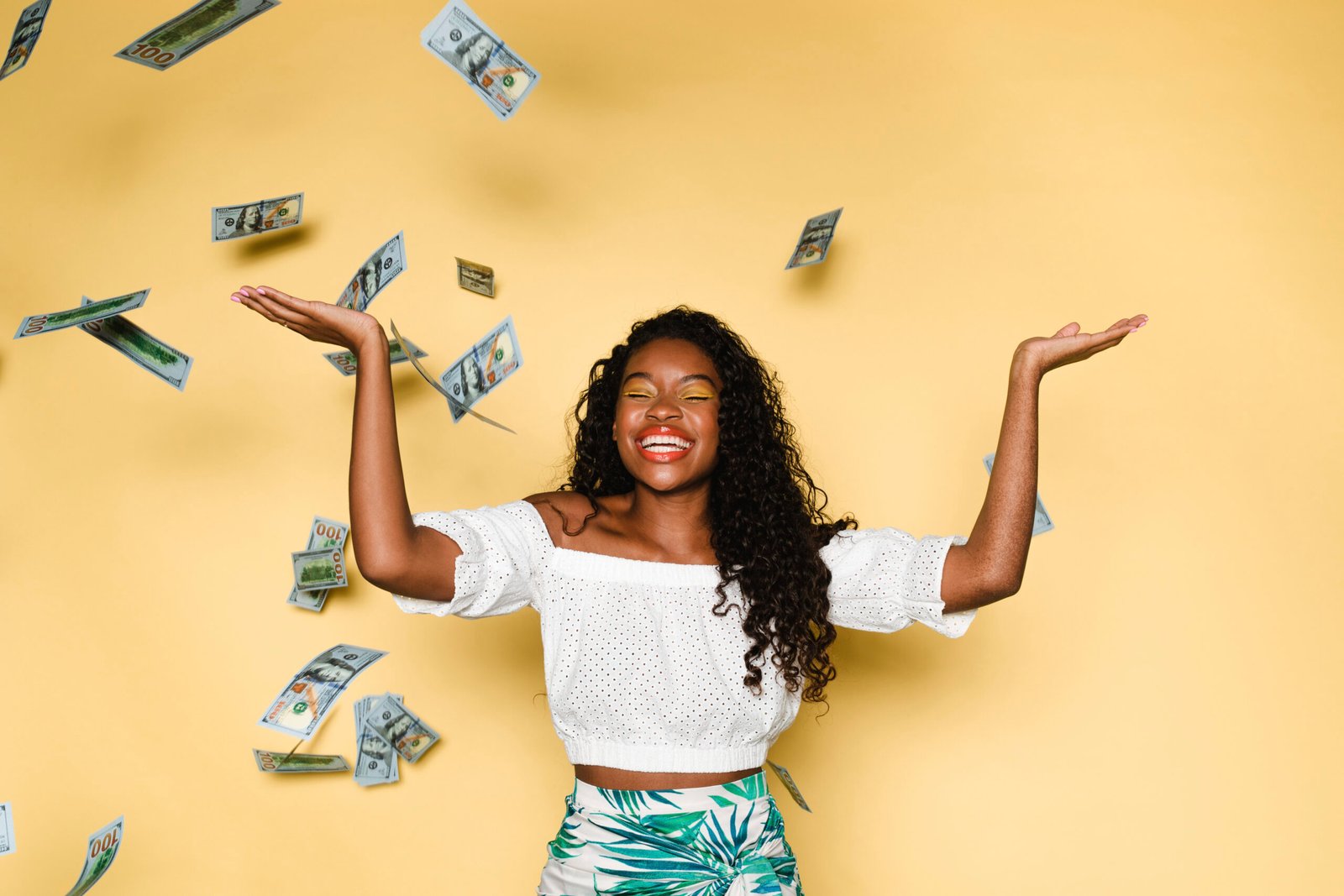 Mujer con nucho dinero volando